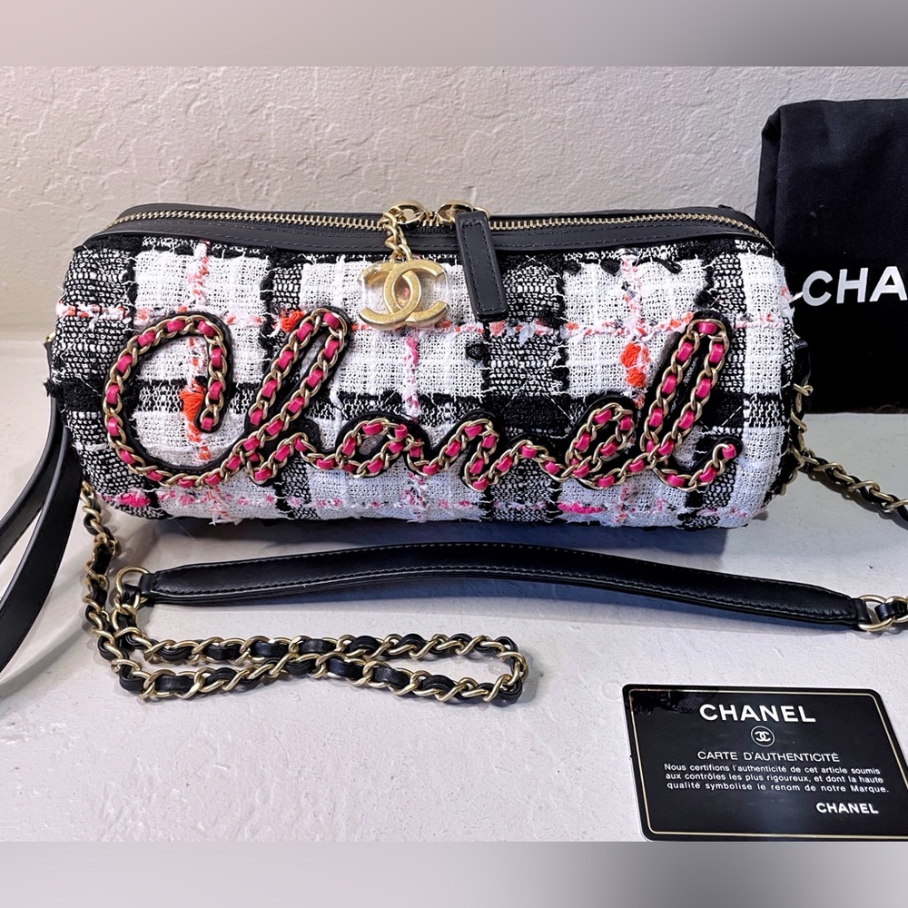 Chanel 2020 Runway Tweed Bag Signe Bowling Excellent Like New, Autenticated